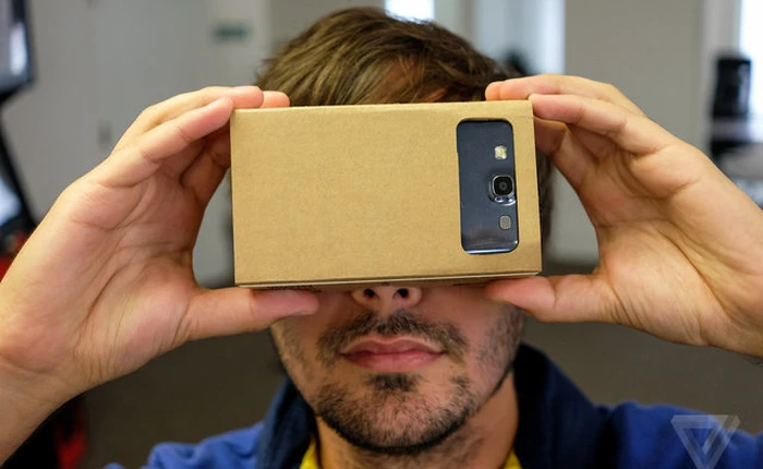 Cận cảnh kính thực tế ảo làm bằng bìa Card-tông