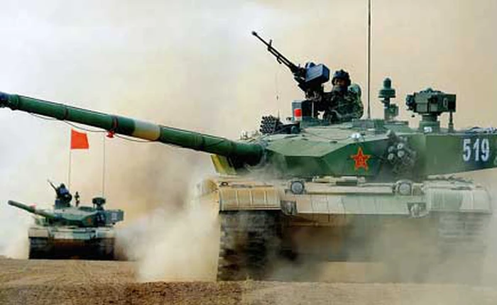 Binh lính Trung Quốc không chui vừa xe tăng vì quá to béo