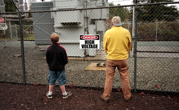 Chuyện gì sẽ xảy ra nếu bạn đi tiểu vào hàng rào điện cao thế?