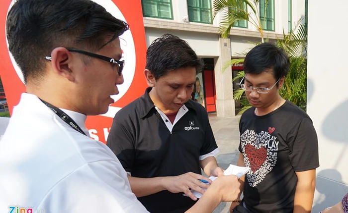 Dân buôn Việt, Trung tranh iPhone 6 trên đất Singapore
