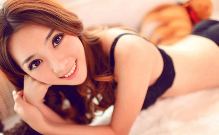 Thiếu nữ nóng bỏng khoe iPhone