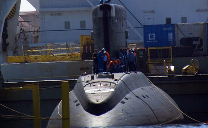 Toàn cảnh quá trình bốc dỡ tàu ngầm Kilo Hà Nội ở Cam Ranh