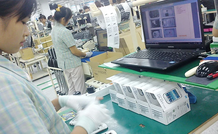 “Bó tay” từ cái sạc pin, tai nghe...