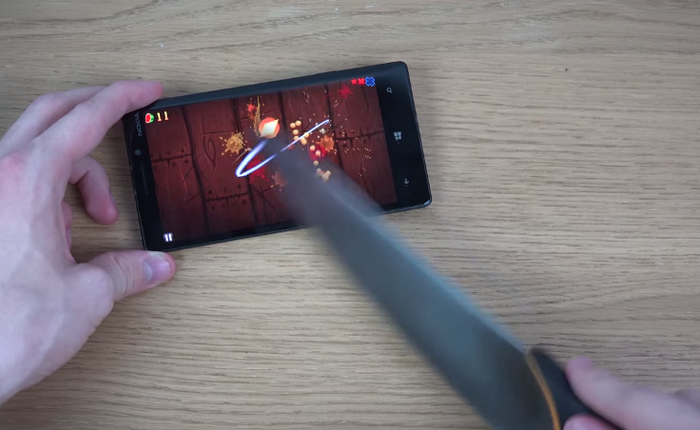 Chém hoa quả trên Lumia 930 bằng dao thật?