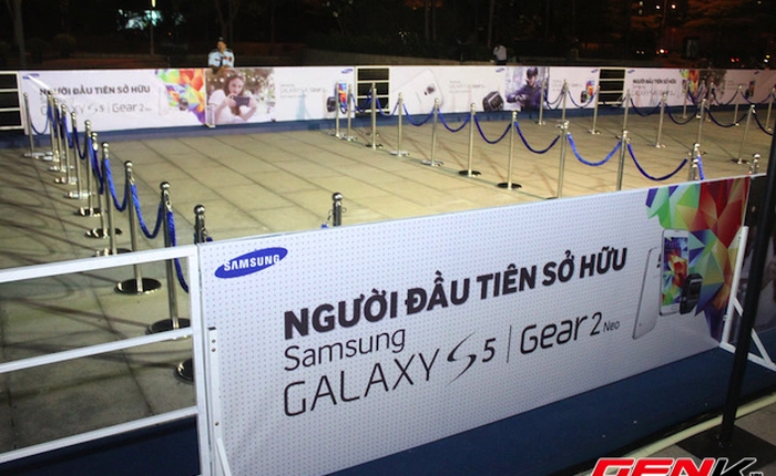 Cận cảnh xếp hàng chờ mua Galaxy S5 trước giờ G tại TP.HCM