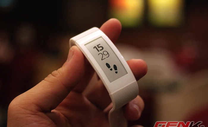 Cận cảnh vòng đeo tay Sony SmartBand Talk
