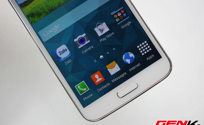 Dùng búa đập Galaxy S5 nổ cả pin