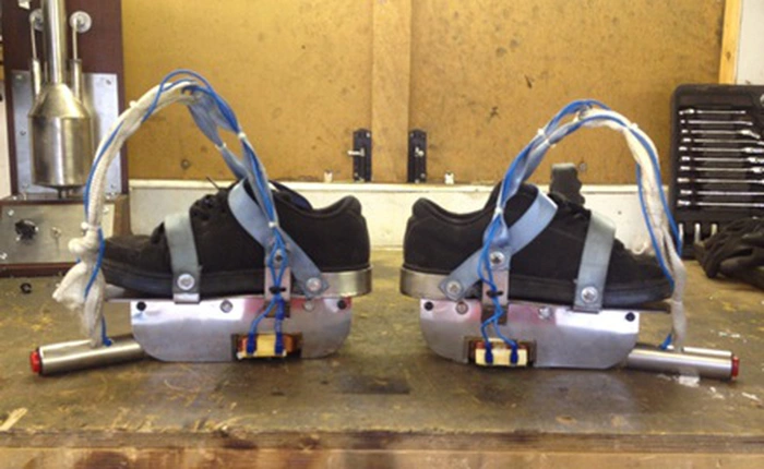 Fan hâm mộ X-men chế giày đi được trên trần nhà