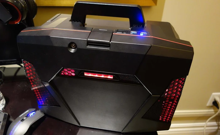 Chiêm ngưỡng máy tính chơi game trong hình hài chiếc vali siêu độc