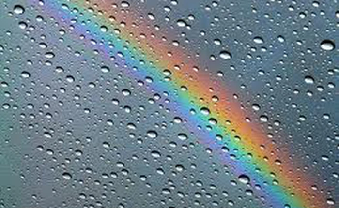 Tại sao có hàng triệu giọt mưa mà chỉ thấy mỗi một cầu vồng?