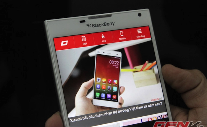 Cận cảnh BlackBerry Passport trắng tại Việt Nam