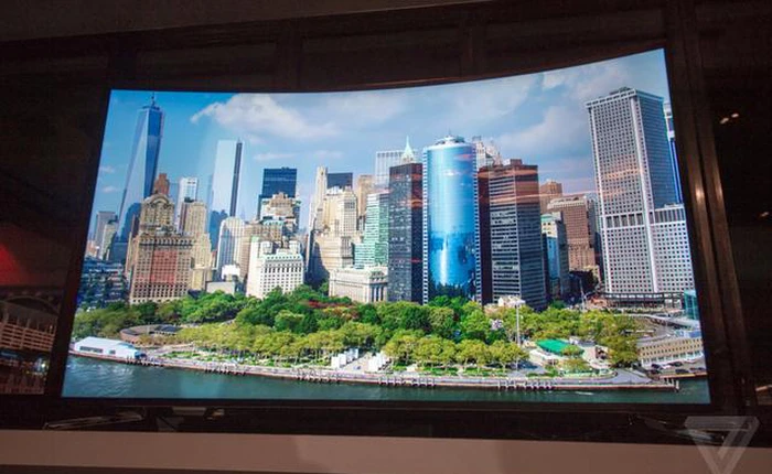 Samsung ra mắt màn hình đầu tiên có khả năng tự uốn cong