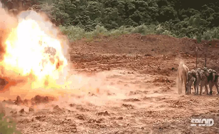 [Video] Thủy quân Mỹ chống lại sức công phá từ một vụ nổ lớn chỉ với một tấm chăn