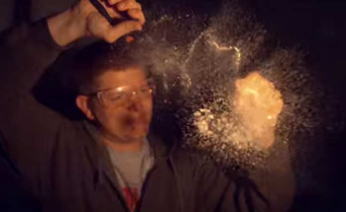 Bóng thủy tinh nổ tan tành ở tốc độ 130.000 FPS thực sự ấn tượng hơn bạn nghĩ