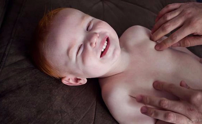 Có thật trẻ sơ sinh sẽ cười khi bạn pha trò hay vờ vấp ngã?