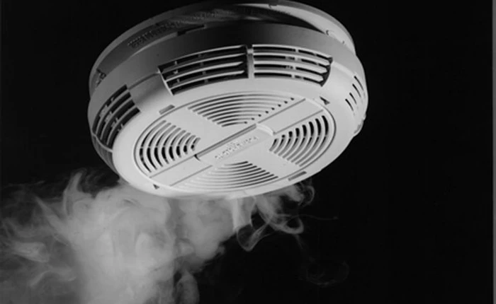 Vì sao hệ thống báo động có thể kêu khi không có cháy?