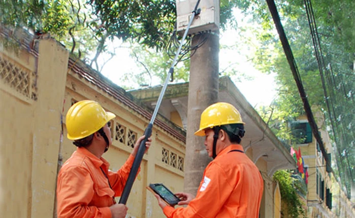 EVN Hà Nội dùng 1.300 “gậy tự sướng”, tablet ghi chỉ số điện
