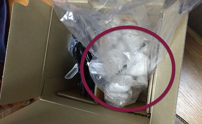 Mua máy ảnh Sony nhưng lại nhận được...sỏi trong hộp