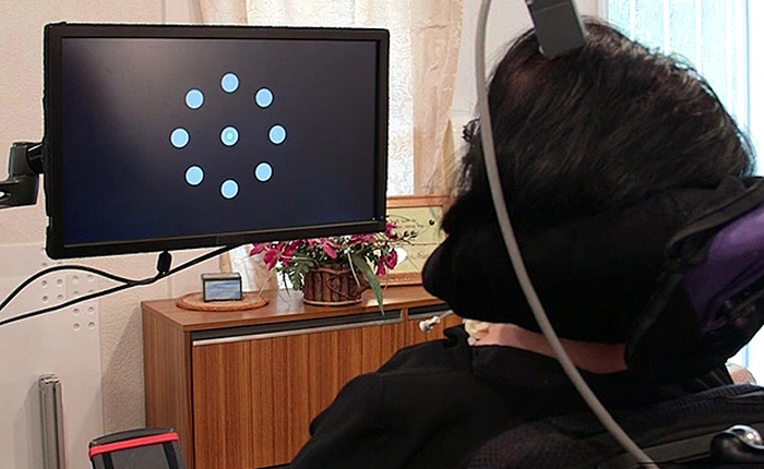 Xem cách điều khiển máy tính bằng suy nghĩ nhờ thiết bị gắn trực tiếp vào não