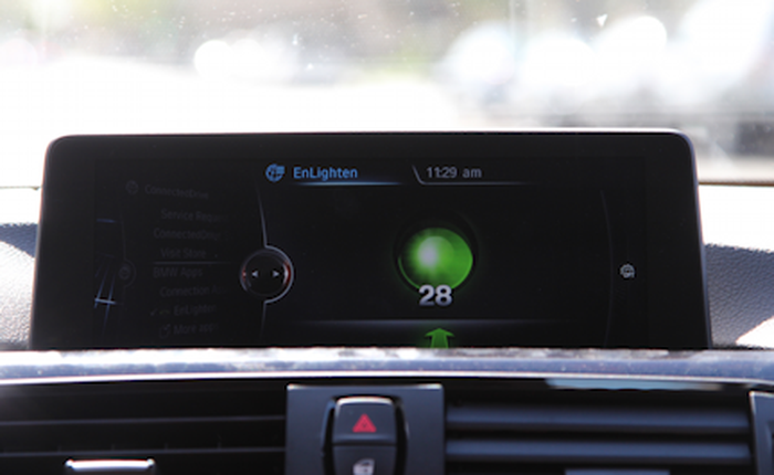 Xe thông minh của BMW có thể dự báo đèn giao thông của cả thành phố