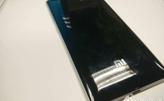 Rò rỉ ảnh thực tế Xiaomi Mi 5: khung kim loại, flash kép, camera kép