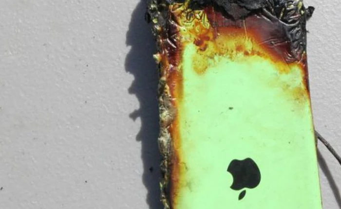 iPhone bốc cháy do dùng sạc kém chất lượng