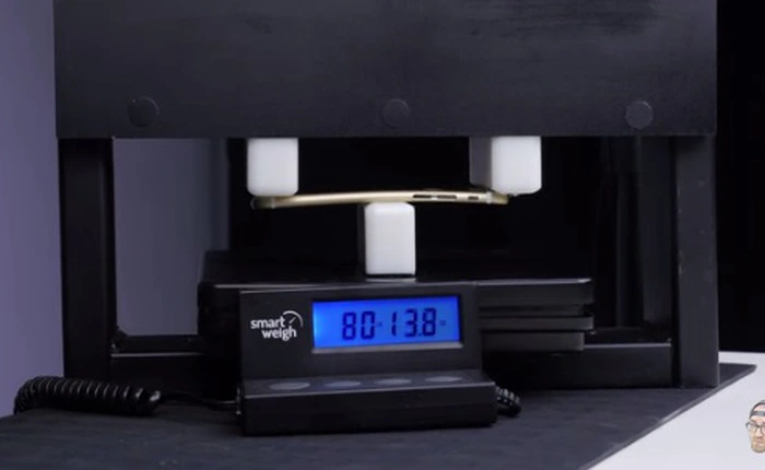 Xem mặt lưng iPhone 6S bị bẻ cong