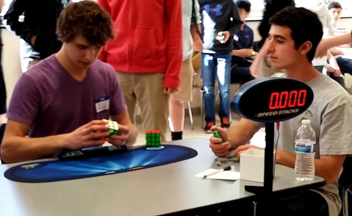 Choáng ngợp với pha giải Rubik trong vòng 5,25 giây