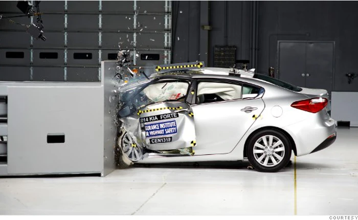 Đâm xe ở tốc độ 200 km/h sẽ khủng khiếp như thế nào?