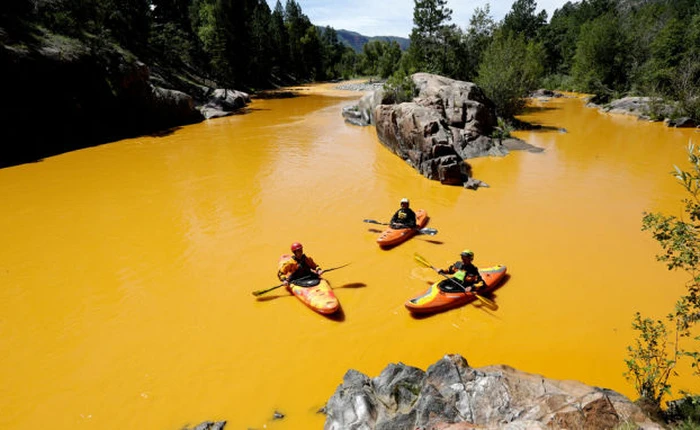 5 địa điểm trên thế giới mà nước có màu kỳ lạ đến khó tin