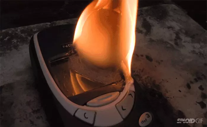 Điều gì sẽ xảy ra nếu tra tấn điện thoại "cục gạch" Nokia bằng một trái cầu lửa?