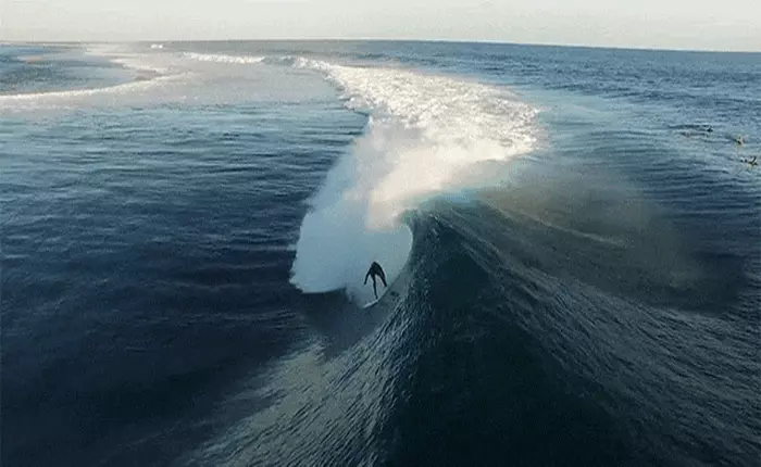 Những pha lướt sóng ngoạn mục từ góc quay của Drone