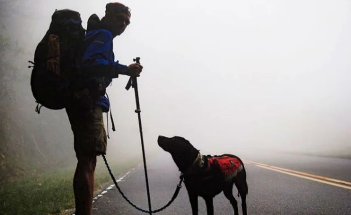 Chàng trai mù đi phượt khắp thế gian nhờ chó và... iPhone