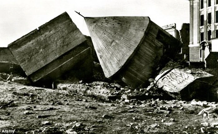 Ngày 16/1: Hitler chạy trốn vào boongker Fuhrerbunker và tự sát tại đây sau đó