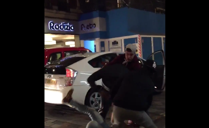 Tài xế Uber "hỗn chiến" với người dân ngay tại thủ đô nước Anh