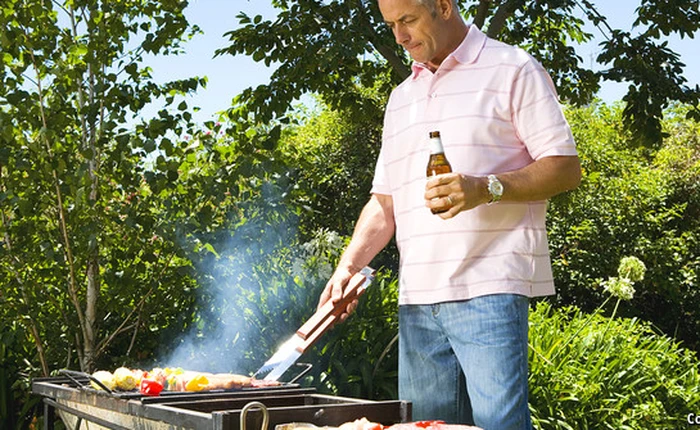 Nghiên cứu khoa học: vừa uống bia vừa ăn thịt đỏ sẽ giảm tỉ lệ ung thư