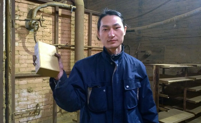 Nghệ sĩ đường phố đóng được 1 viên gạch bằng... khói bụi ô nhiễm trong 100 ngày