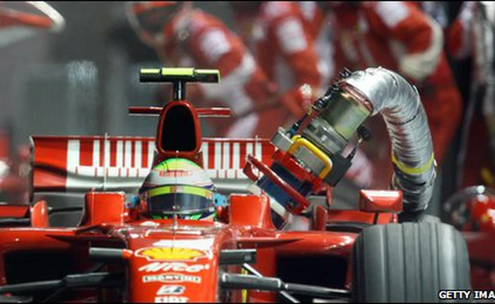 Xăng của xe đua công thức 1 khác xăng thường như thế nào?