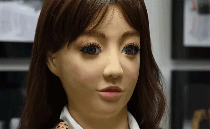 Bạn có muốn chơi bài với cô gái robot này không?