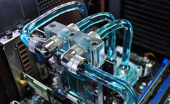 Cận cảnh dàn máy chạy tản nhiệt nước siêu chất chỉ để... xem phim và chơi Võ Lâm Truyền Kỳ