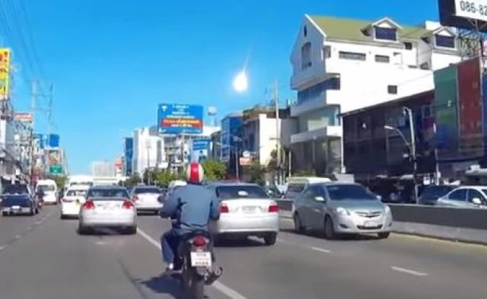 Vừa có vật thể khổng lồ rơi xuống từ bầu trời Bangkok