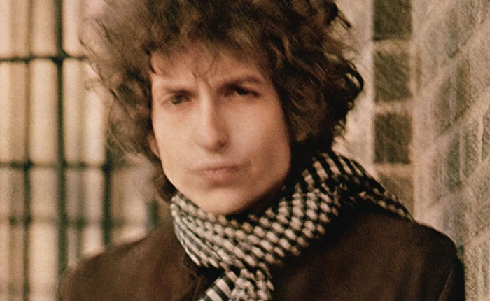 Vì sao ảnh chân dung của Bob Dylan trên bìa album "Blone on Blone" bị nhòe?