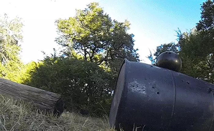 [Video] Chuyện gì sẽ xảy ra nếu bạn nã đạn vào quả bóng bowling