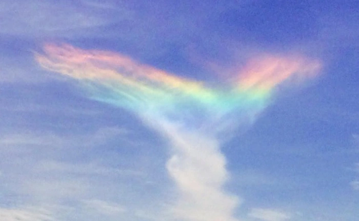 "Cầu vồng lửa" kỳ ảo xuất hiện trên bầu trời nước Mỹ