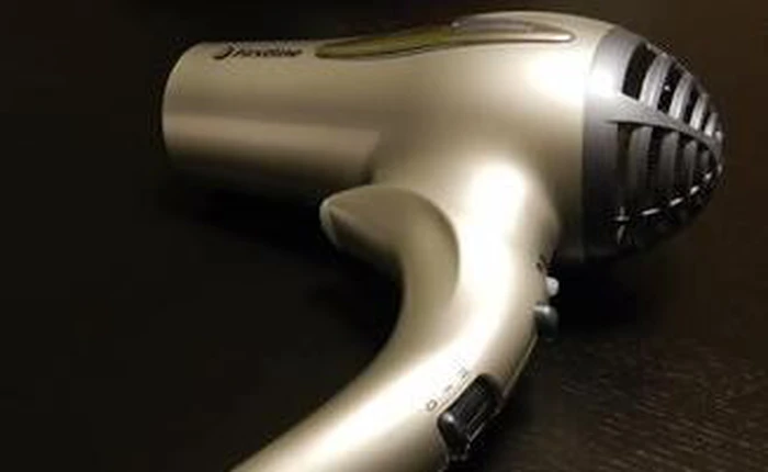 [Video] Cùng xem ông nội sửa máy tính bị "đóng băng" bằng...máy sấy