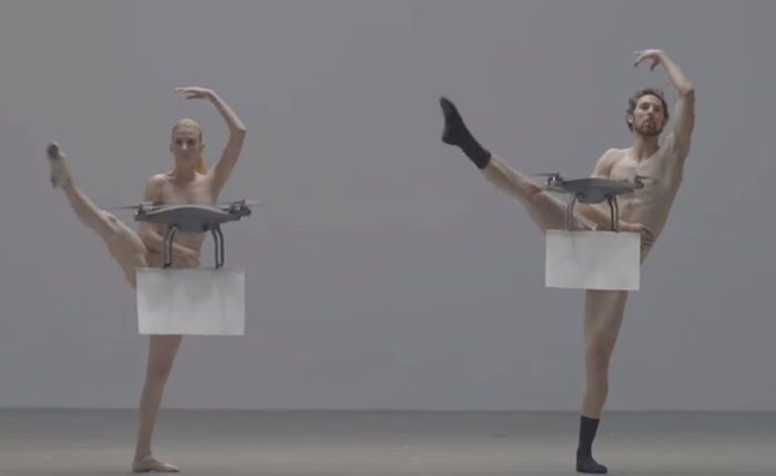 [Video] Khỏa thân múa ballet cùng máy bay không người lái