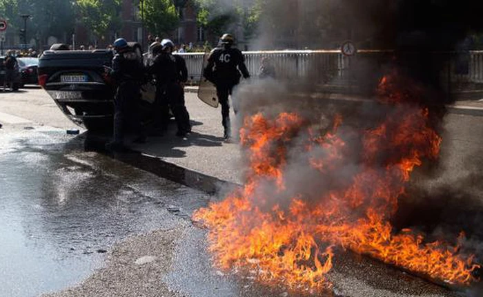 Đằng sau vụ bạo loạn tại Paris: Uber nở nụ cười chiến thắng