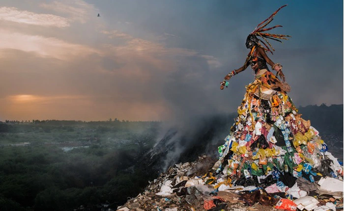 Giật mình với chùm ảnh thời trang làm bằng rác thải