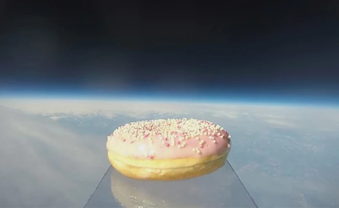 Cùng xem chiếc bánh rán đầu tiên bay vào vũ trụ