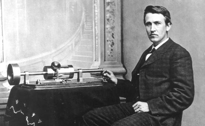 29/11/1877 - Thomas Edison cho ra mắt phát minh đầu tiên của mình - máy hát quay tay